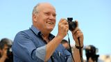 4. September 2019  Er revolutionierte die Modefotografie mit seinen Schwarz-weiß-Aufnahmen- nun ist der deutsche Starfotograf Peter Lindbergh gestorben. Wie seine Familie am Mittwoch in Paris mitteilte, starb er mit 74 Jahren. Lindbergh arbeitete für namhafte Modeschöpfer wie Karl Lagerfeld, Jean-Paul Gaultier und Giorgio Armani sowie für Magazine wie "Vogue" und "Vanity Fair". Lindbergh lichtete im Laufe seiner mehr als 40-jährigen Karriere zahlreiche Supermodels ab, darunter Claudia Schiffer, Naomi Campbell, Linda Evangelista und Kate Moss. "Er hinterlässt eine große Leere", hieß es auf Lindberghs Profil bei dem Online-Netzwerk Instagram, wo sich die Nachricht von seinem Tode rasch verbreitete. Die deutsche Ausgabe von "Vogue" würdigte ihn als einen der "größten Fotografen unserer Zeit". 