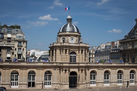 Im Keller des Palais de Luxemburg soll seit Jahrzehnten eine Büste Adolf Hitlers versteckt worden sein.