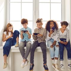 Viele Kinder besitzen heutzutage ein Handy