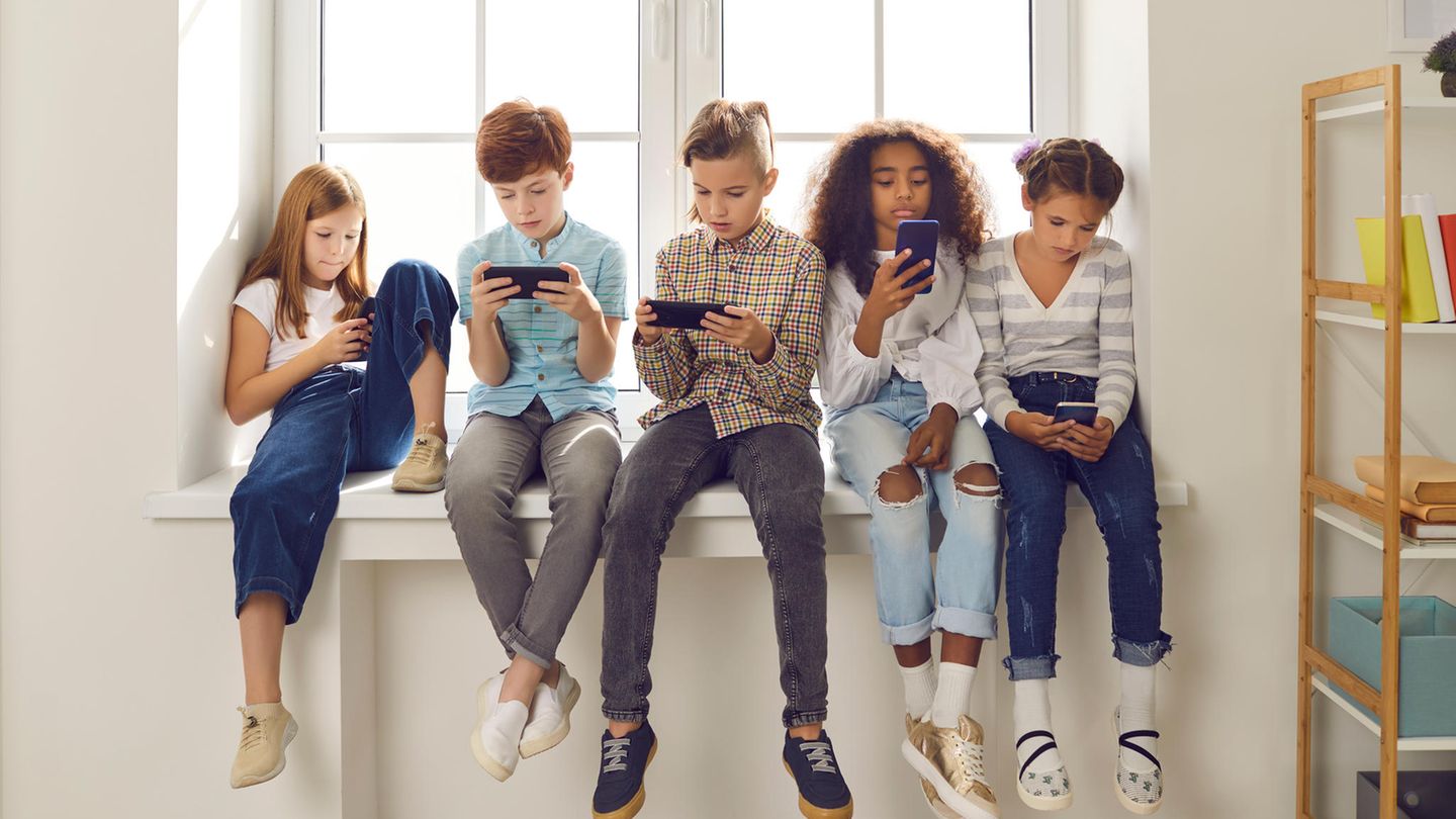 Viele Kinder besitzen heutzutage ein Handy