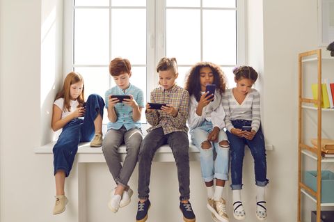 Viele Kinder besitzen heutzutage ein Handy