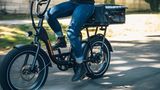 Wird der BMX-Lenker gelockert und geklappt, lässt sich das Bike leicht transportieren.