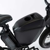 Die Center Console besitzt einen Cup Holder und ein fach fürs Smartphone.