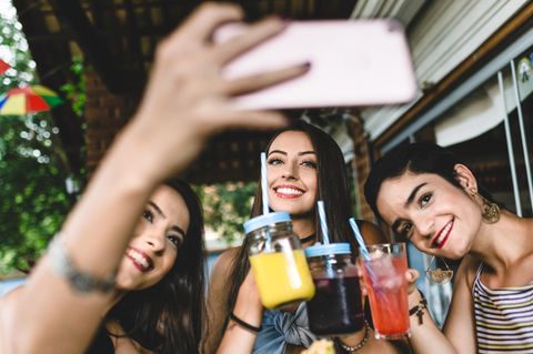 Frauen mit Drinks
