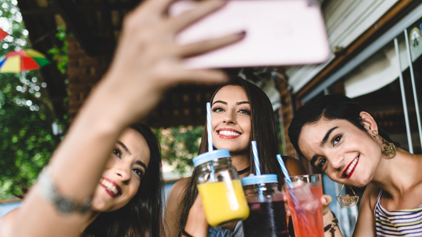 Frauen mit Drinks