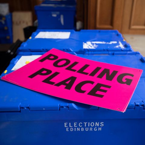 Material für Wahllokal in Großbritannien