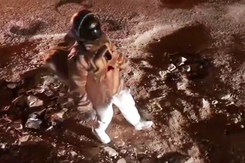 Buchstäbliche Kraterlandschaft: Mann imitiert "Moonwalk" auf schlimmer Schlagloch-Straße – Stadt reagiert sofort