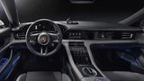 Das Cockpit besteht aus mehreren Bildschirmen