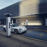 Aufgrund der Systemspannung von 800 Volt sind die Akkus mit der maximalen Ladeleistung von 270 Kilowatt innerhalb von 22,5 Minut