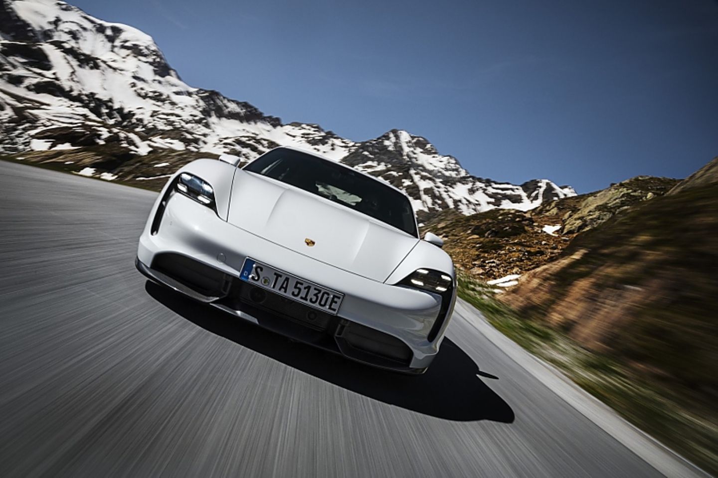 Ab 160 km/h duckt sich die Karosserie des Porsche Taycan um 22 Millimeter näher an den Asphalt