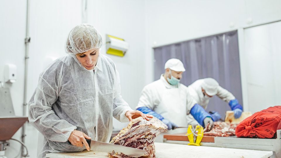 Die Schöne und das Beef: Obwohl ihr Reich der Verkaufsstand im Mercado Central ist, hilft Llorente Blanco manchmal auch beim Steakschneiden in der Industrieanlage Obwohl ihr Reich der Verkaufsstand im Mercado Central ist, hilft Llorente Blanco manchmal auch beim Steakschneiden in der Industrieanlage
