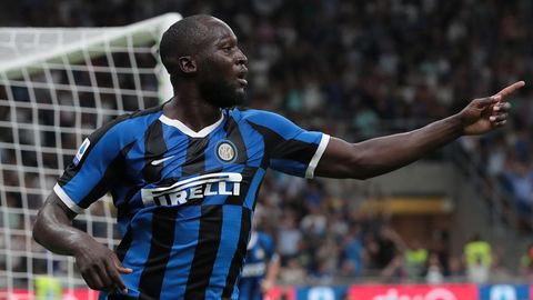 Romelu Lukaku bejubelt in schwarz-blauem Inter Mailand Trikot ein Tor