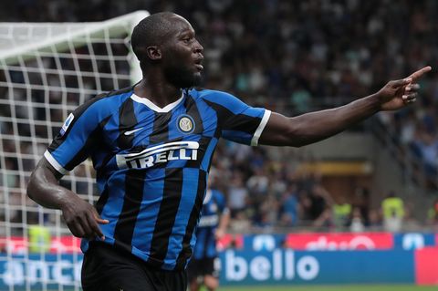 Romelu Lukaku bejubelt in schwarz-blauem Inter Mailand Trikot ein Tor
