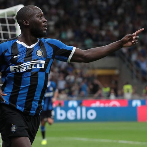 Romelu Lukaku bejubelt in schwarz-blauem Inter Mailand Trikot ein Tor