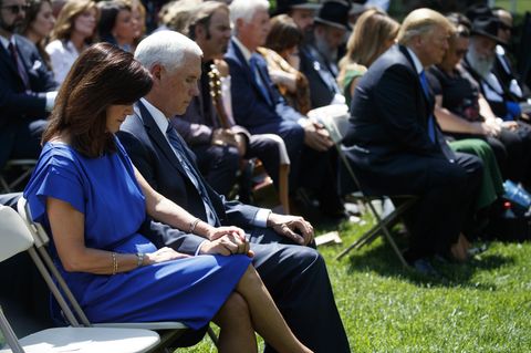 Mike Pence betend
