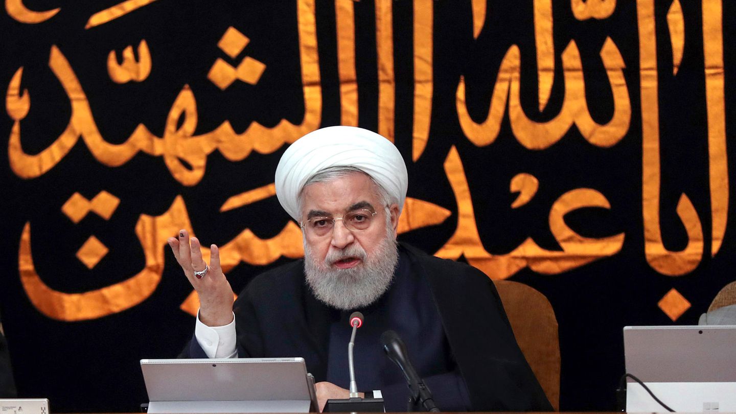 Irans Präsident Hassan Ruhani spricht bei einer Kabinettssitzung