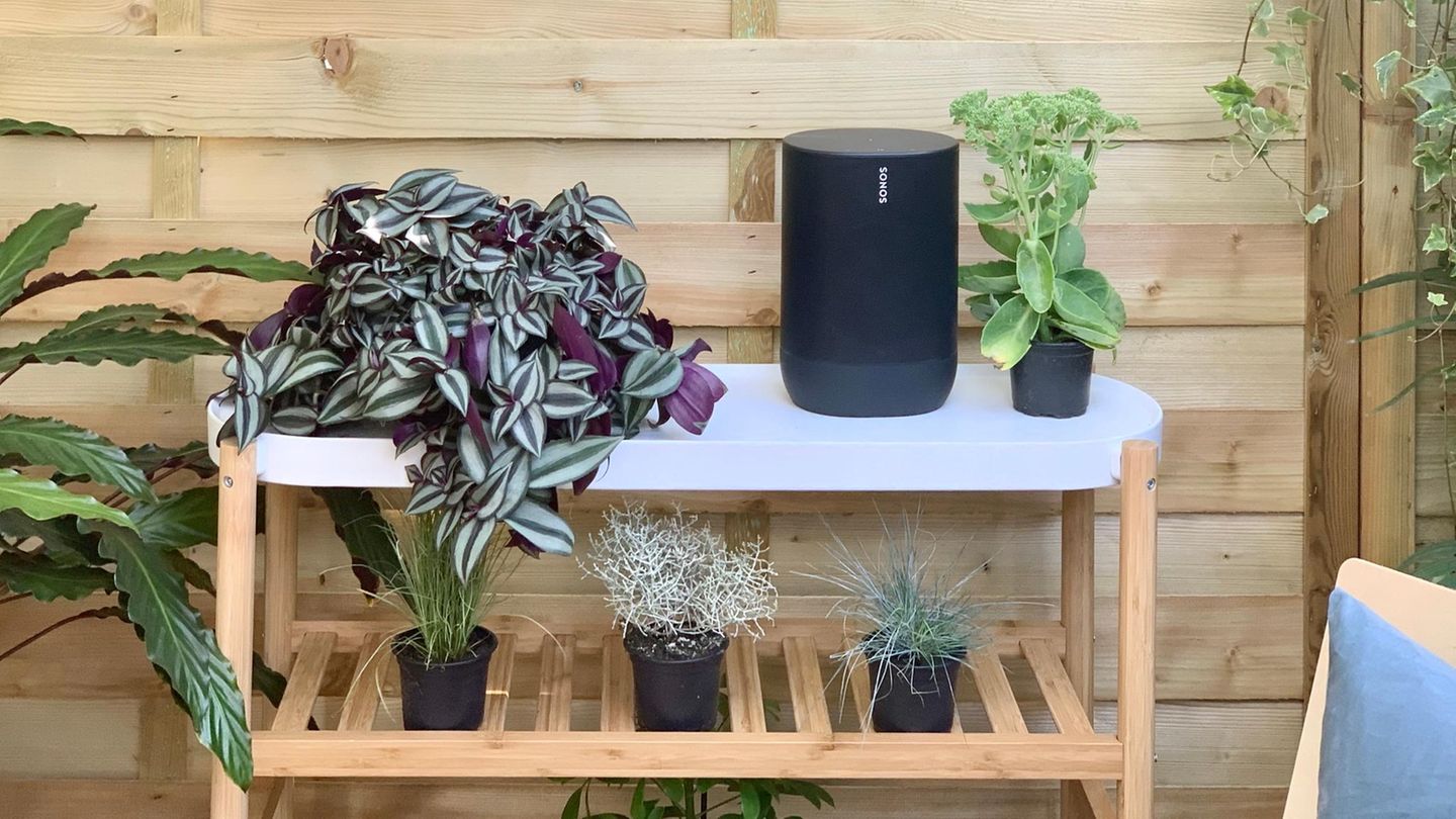 Der Sonos Move lässt sich dank Akku und Tragegriff auch im Garten oder dem Strand benutzen