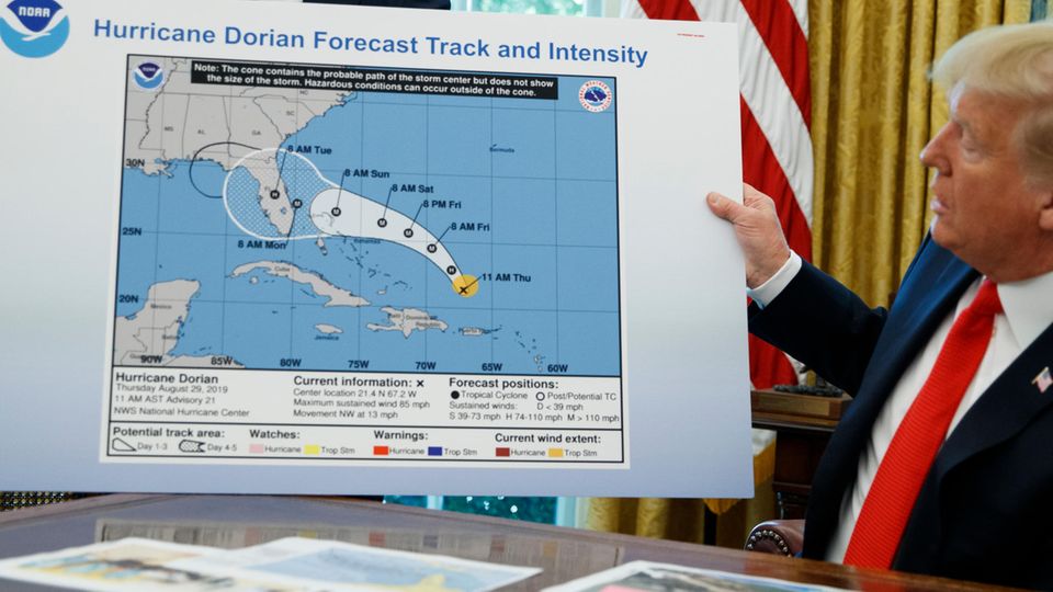 Donald Trump zeigt im Oval Office eine Karte mit dem prognostizierten Verlauf von Hurrikan Dorian