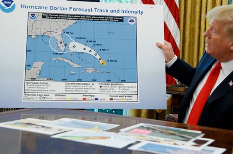 Donald Trump zeigt im Oval Office eine Karte mit dem prognostizierten Verlauf von Hurrikan Dorian