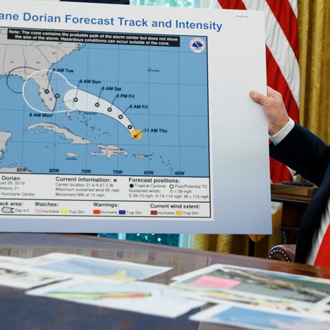 Donald Trump zeigt im Oval Office eine Karte mit dem prognostizierten Verlauf von Hurrikan Dorian