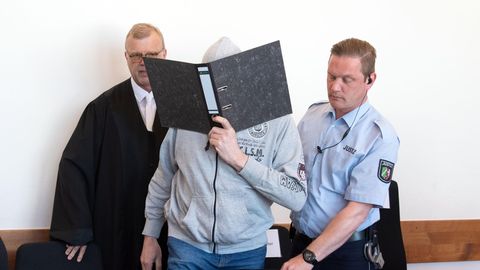 Der Angeklagte Andreas V. wird in den Saal des Landgerichtes geführt. Links sein Anwalt Johannes Salmen