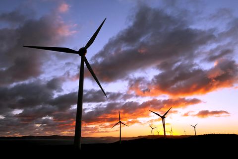 Windkraftanlage im Sonnenuntergang