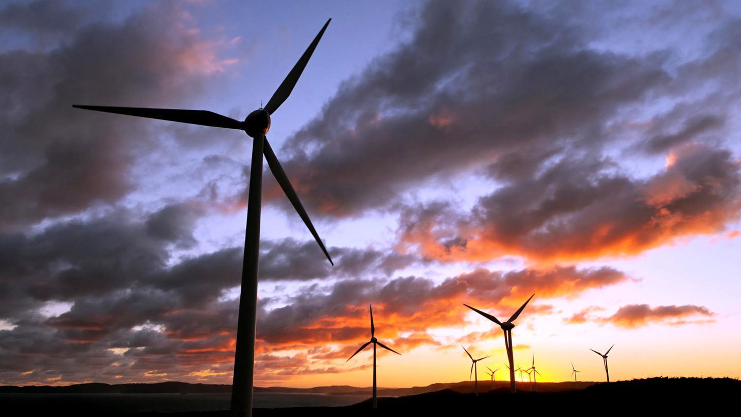 Windkraftanlage im Sonnenuntergang