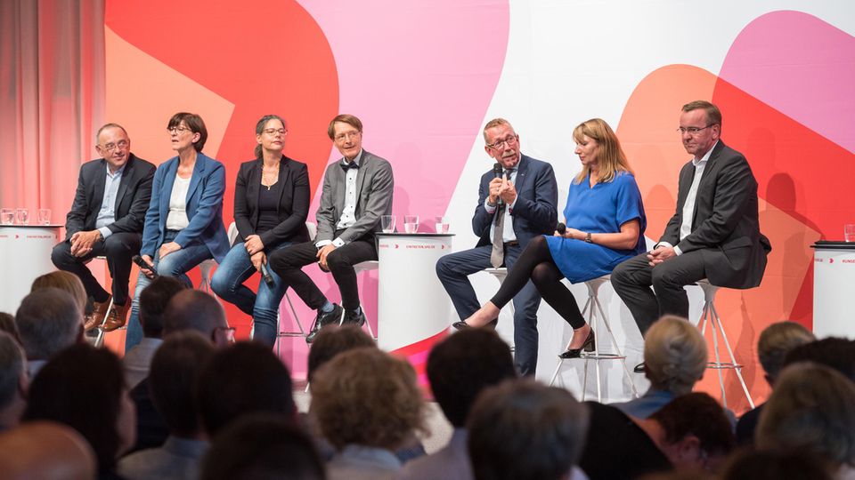 Norbert Walter-Borjans, Saskia Esken, Nina Scheer, Karl Lauterbach, Karl-Heinz Brunner, Petra Köpping und Boris Pistorius während der ersten SPD-Regionalkonferenz auf der Bühne.