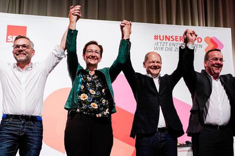 Michael Roth (v.l.), Klara Geywitz, Olaf Scholz, Boris Pistorius, und Petra Köpping beim ersten Auftritt während ihrer Kandidaten-Tour