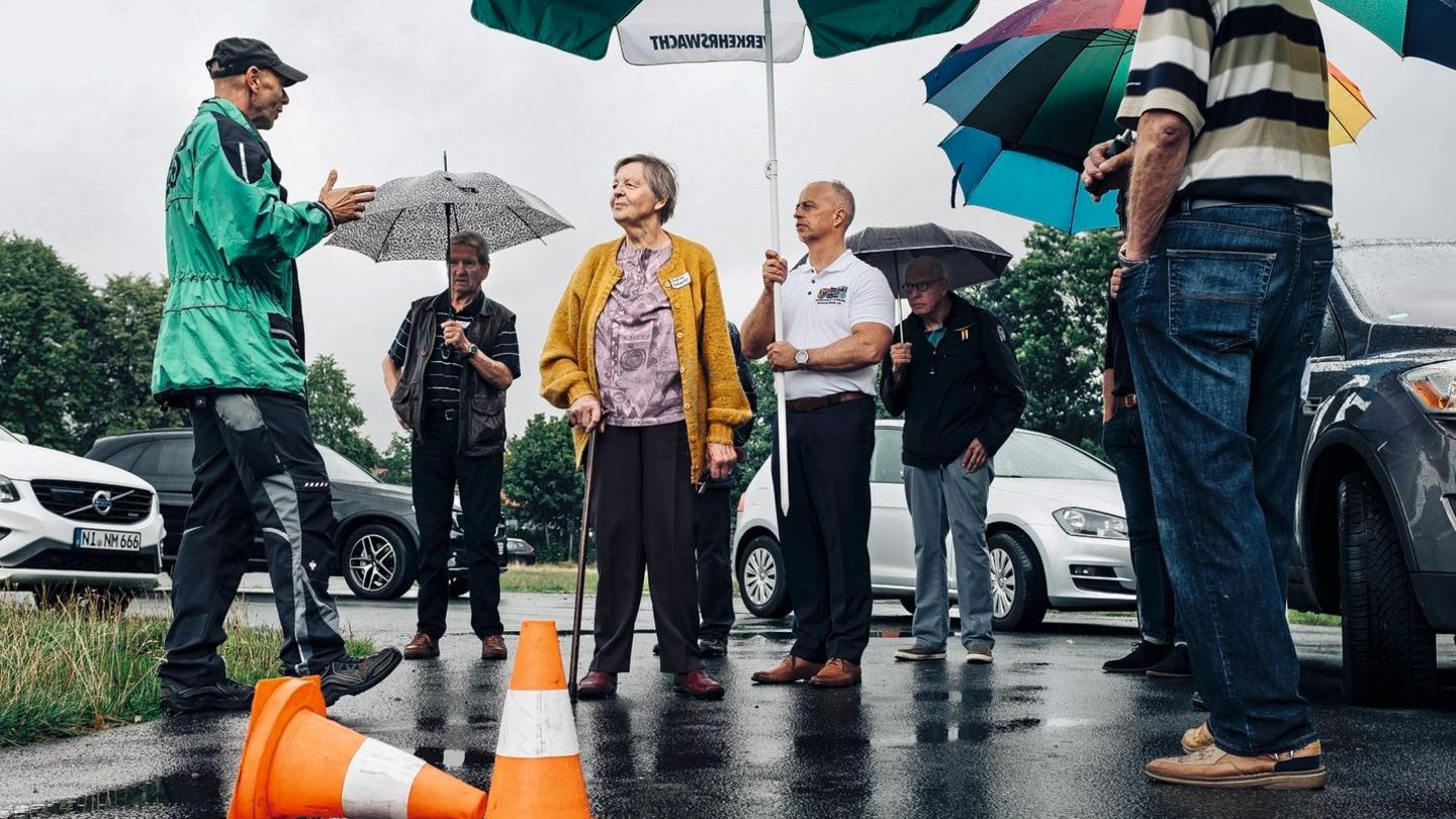 EUROPA, DEUTSCHLAND, NIEDERSACHSEN, NIENBURG/WESER 13.08.2019 Fahrtraining für Seniorinnen und Senioren unter dem Titel „Fit im Auto“. Die Teilnemer sind mit ihren eigenen Fahrzeugen gekommen und sollen auf der Übungsstrecke Gefahrenbremsungen üben und ... Frau Mulansky in der Gruppe vor dem Fahrtraining