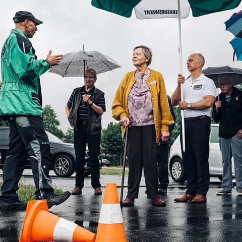 Frau Mulansky in der Gruppe vor dem Fahrtraining