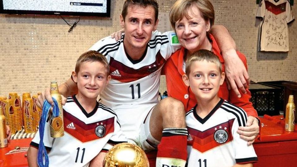 Miroslav Klose und Angela Merkel Miroslav Klose und Angela Merkel
