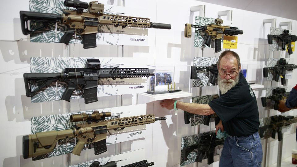 Auch der deutsche Waffenhersteller Sig Sauer wirbt für seine Produkte auf Kongressen der NRA