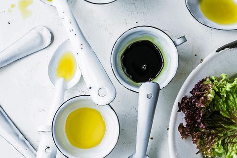 Öle und Salatsaucen