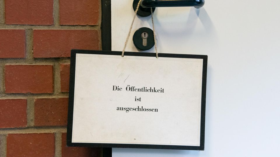 Das Schild "Die Öffentlichkeit ist ausgeschlossen" hängt an der Türe zu einem Gerichtssaal Das Schild "Die Öffentlichkeit ist ausgeschlossen" hängt an der Türe zu einem Gerichtssaal