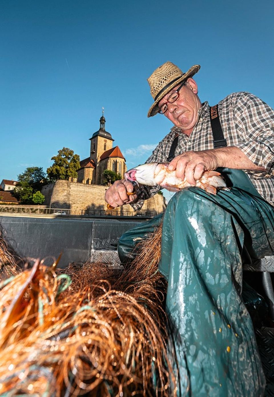 Neckarfischer Jürgen Seybold m Juni waren wir zusammen mit Herrn Gamerschlag auf Tour durch Württemberg und haben dabei die aus unserer Sicht reizvollsten Flecken entlang des Neckars fotografisch eingefangen. Markus MayerPRINZIP E GmbHAgentu... Jürgen Seybold sitzt, mit Fisch in der Hand, an seinem Netz