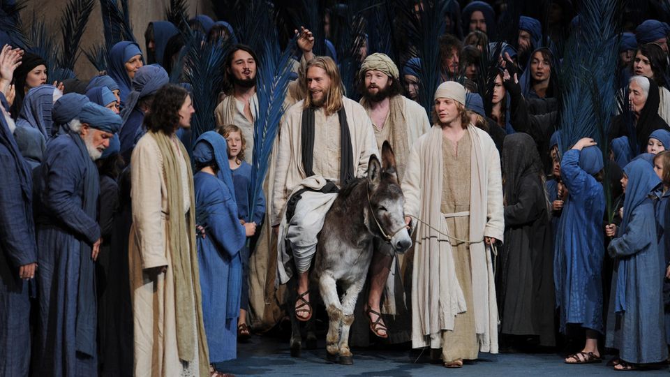 Der Darsteller Andreas Richter als Jesus (M) reitet in der Szene "Einzug aus Jerusalem" auf einem Esel