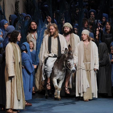 Der Darsteller Andreas Richter als Jesus (M) reitet in der Szene "Einzug aus Jerusalem" auf einem Esel