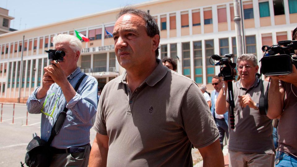 Domenico Lucano (M) verlässt nach einer Anhörung im Juni das Gericht in Locri Domenico Lucano (M) verlässt nach einer Anhörung im Juni das Gericht in Locri