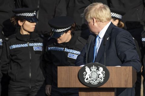 Boris Johnson, britischer Premierminister, dreht sich während einer Rede um
