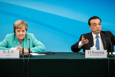 Bundeskanzlerin Angela Merkel (CDU) sitzt neben Li Keqiang, Ministerpräsident von China