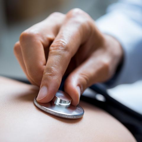 Ein Arzt untersucht einen Patienten