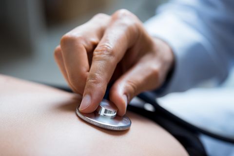 Ein Arzt untersucht einen Patienten