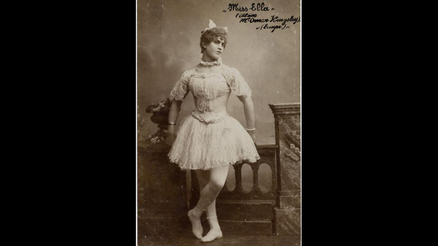 Ein Portrait von "Miss Ella" in ihrem Bühnenkostüm