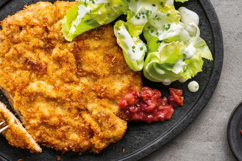 Ein Klassiker aus dem neuen Standardwerk "kochen.": Wiener Schnitzel mit einem modernen Rhabarber-Preiselbeer-Kompott und einem Endiviensalat