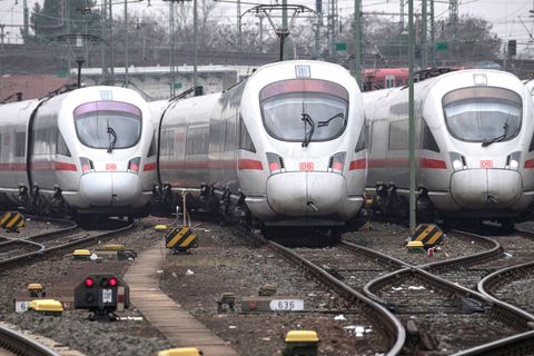 In der Neuerscheinung "Schaden in der Oberleitung" schreibt Arno Luik, einer der profiliertesten Bahn-Kritiker, über Lobbyismus, Stuttgart 21 und Hochgeschwindigkeitszüge - und über falsche Weichenstellungen.