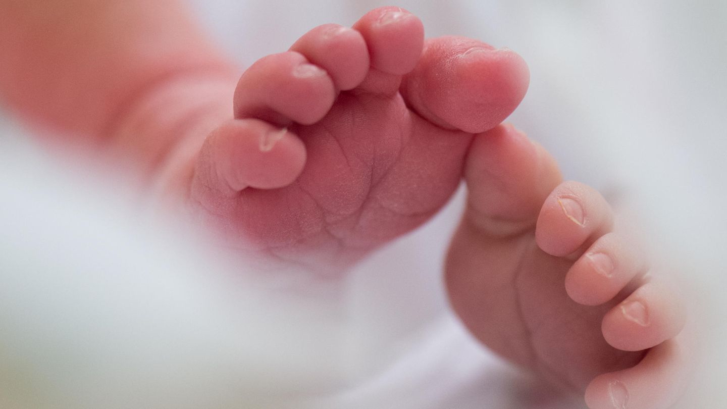 Die Füße eines Säuglings (Symbolfoto). Eine Amerikanerin versuchte, ein Baby aus den Philippinen zu entführen