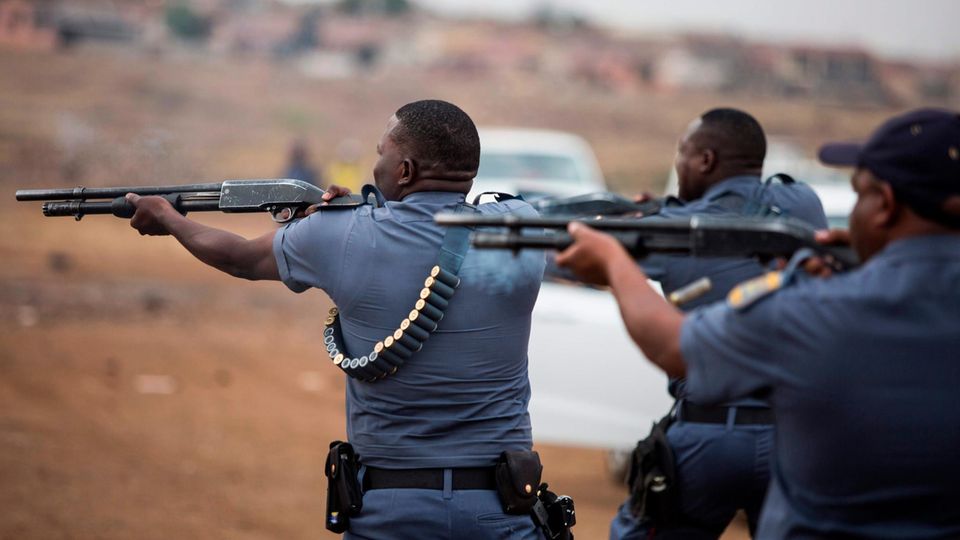 Die Polizei feuert Gummigeschosse ab, um die Randalierer in der Gemeinde Johannesburg Katlehong zu zerstreuen Die Polizei feuert Gummigeschosse ab, um die Randalierer in der Gemeinde Johannesburg Katlehong zu zerstreuen