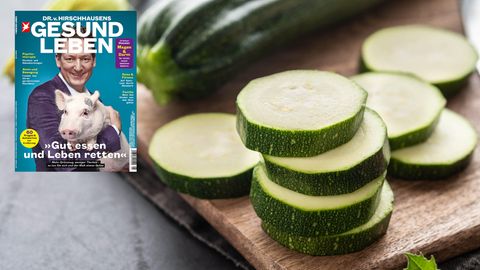 Cucurbitacin: Eine Zucchini liegt auf einem Schneidebrett