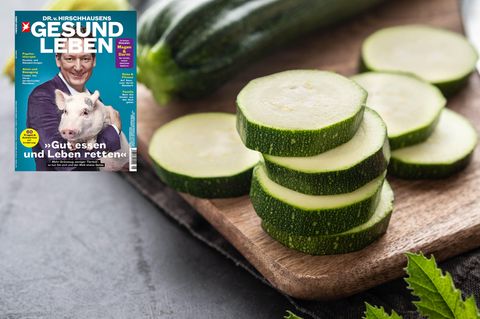 Cucurbitacin: Eine Zucchini liegt auf einem Schneidebrett